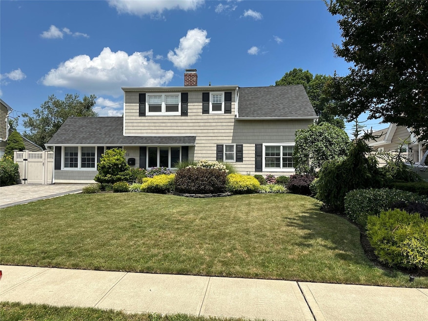 33 Rigger Ln, Levittown, NY 11756 - photo 1