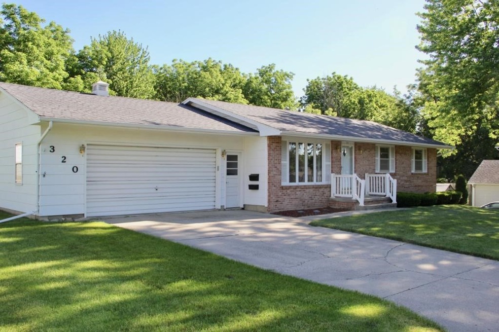 320 S 8th Ave W, Newton, IA 50208 - photo 1