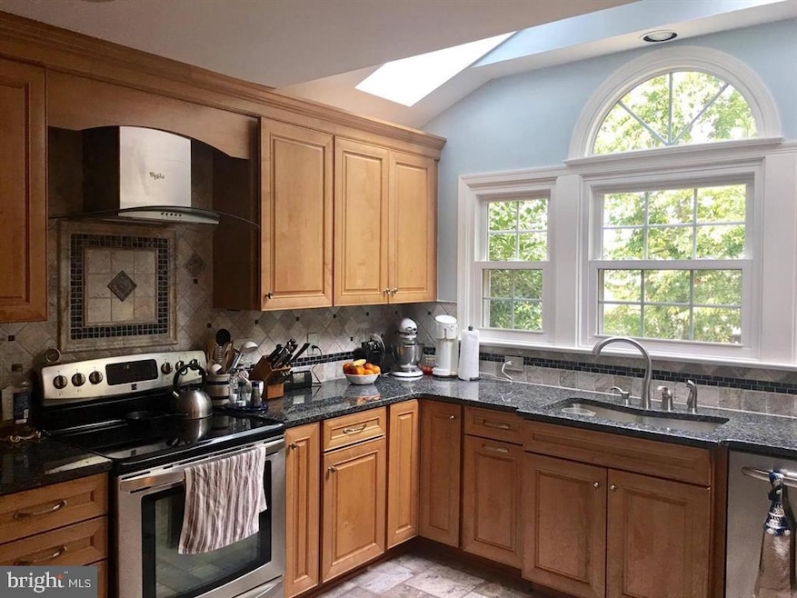 15463 Waters Creek Dr, Centreville, VA 20120 - photo 1