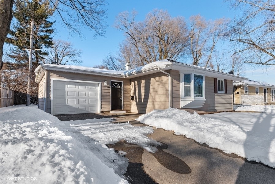 844 Navajo Dr, Carpentersville, IL 60110 - photo 1