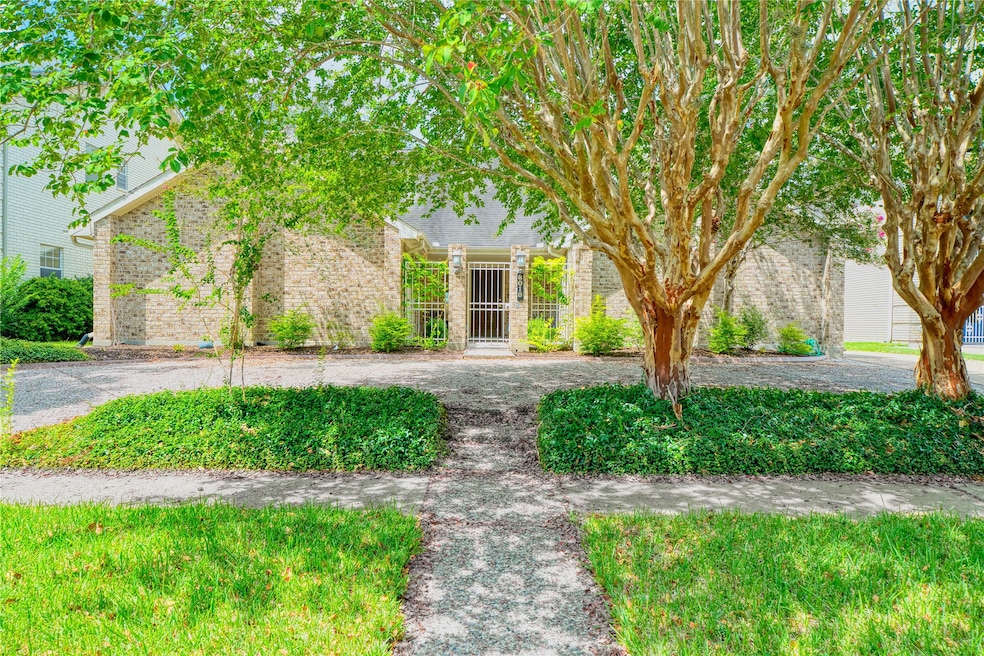 8018 Candle Ln, Houston, TX 77071 - photo 1