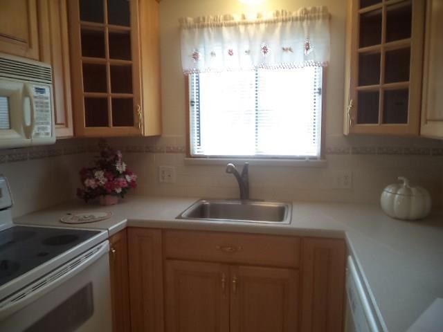 617 Heritage Village unit B, Southbury, CT 06488 - photo 1