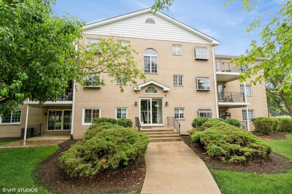 1258 Chalet Rd unit 101, Naperville, IL 60563 - photo 1