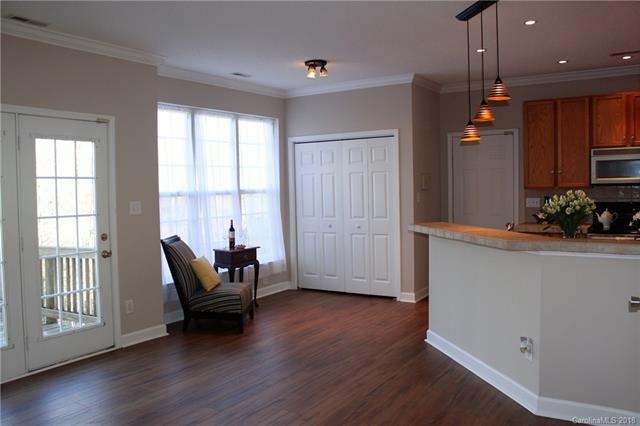 Light & Airy Breakfast Nook, next to Kitchen Bar w