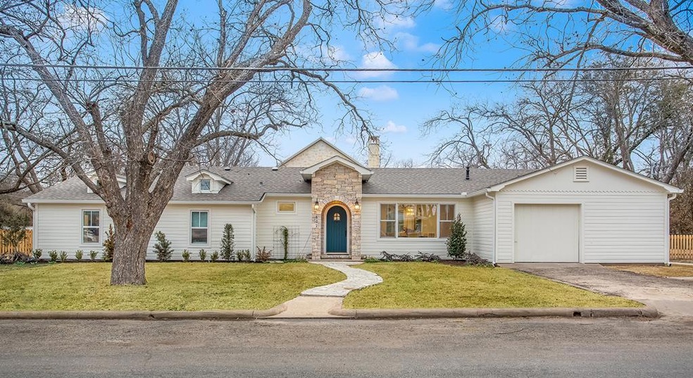 402 N Edison St, Fredericksburg, TX 78624 - photo 1