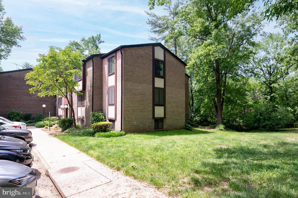 9745 Kings Crown Ct unit 1, Fairfax, VA 22031 - photo 1