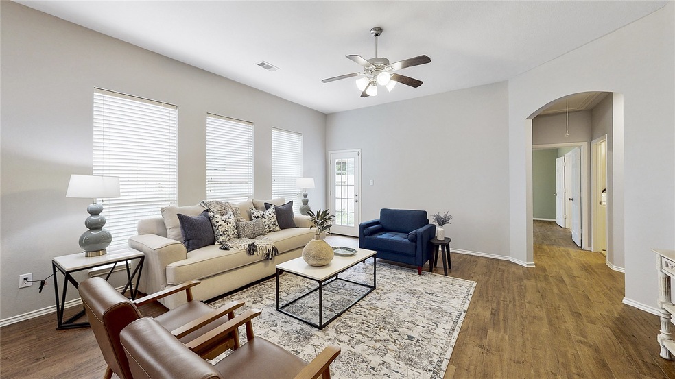 6119 Lynwood Banks Ln, Houston, TX 77092 - photo 1