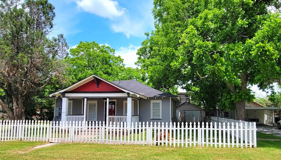 107 E Bell St, Alvin, TX 77511 - photo 1