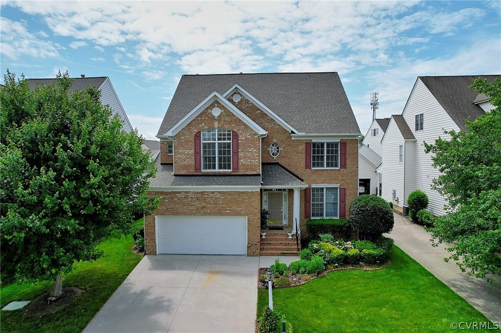 View of front of property with a garage and a fron
