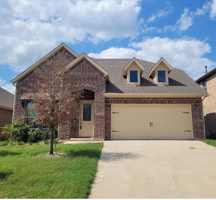 View of front of property featuring a front yard