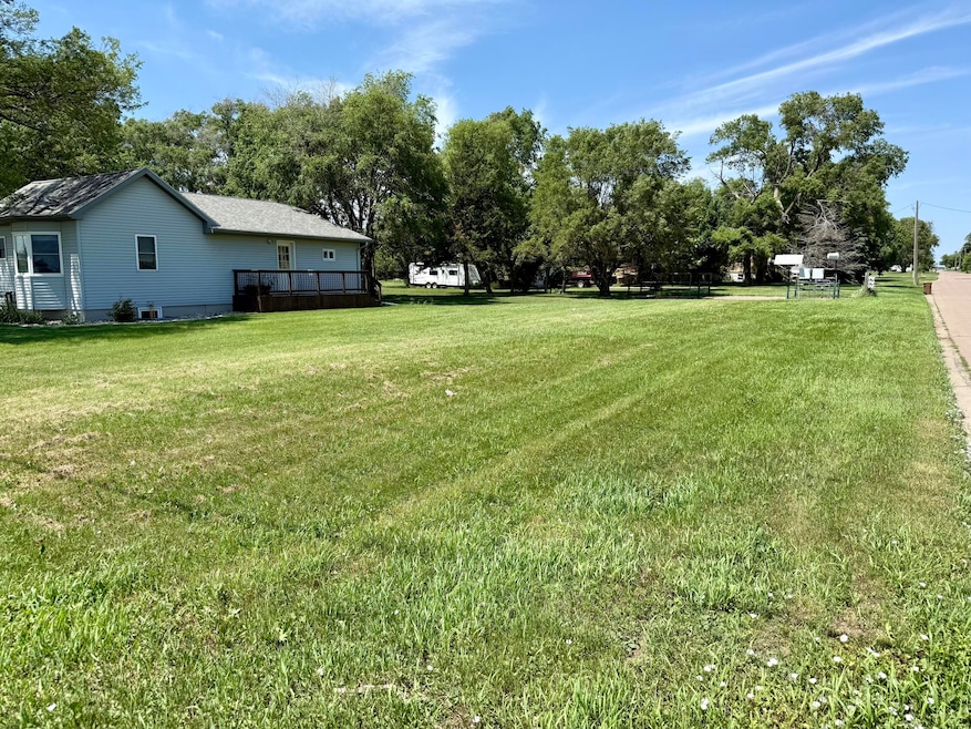 979 4th St NE, Huron, SD 57350 - photo 1