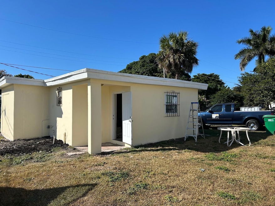 371 Banyan Ave, Pahokee, FL 33476 - photo 1