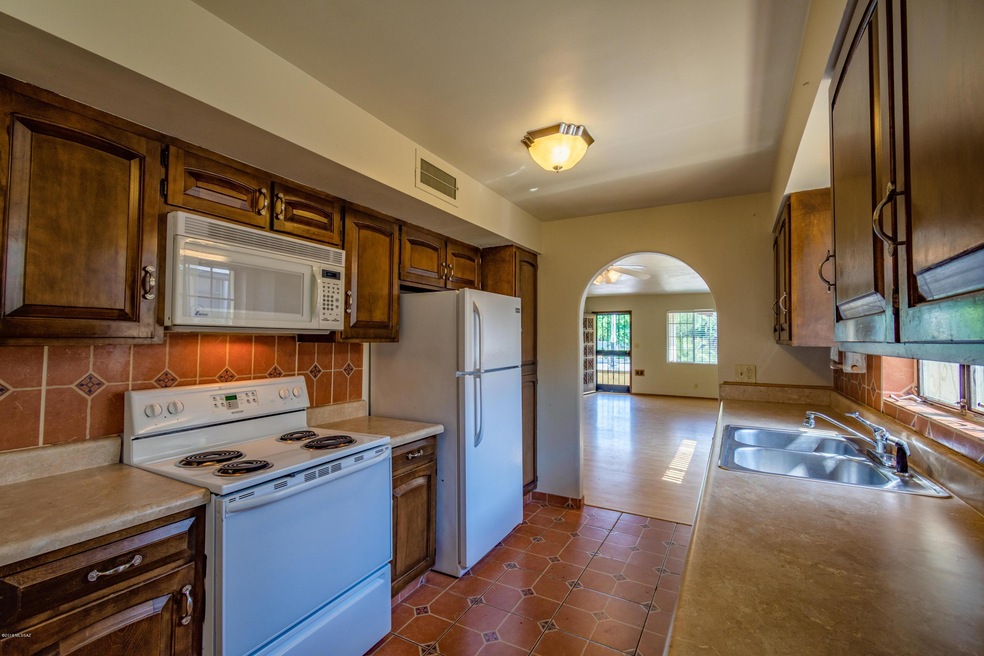 536 E University Blvd__064