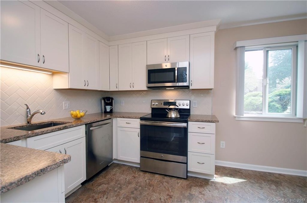 Beautiful new kitchen cabinets, granitite counters