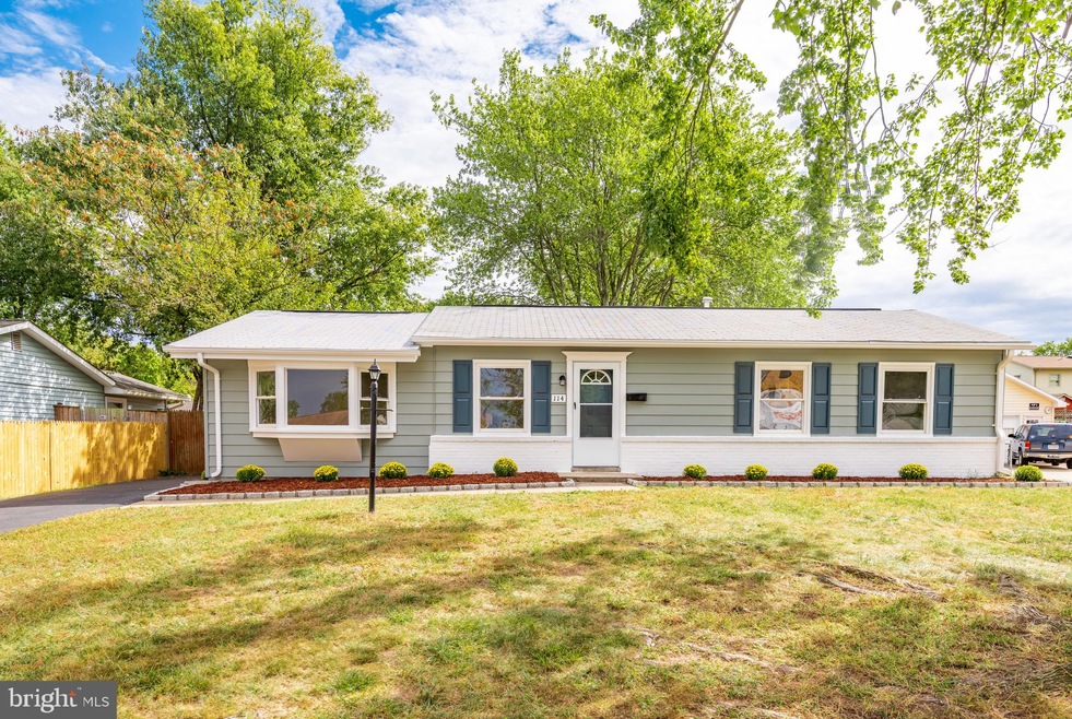 114 N Cypress Rd, Sterling, VA 20164 - photo 1