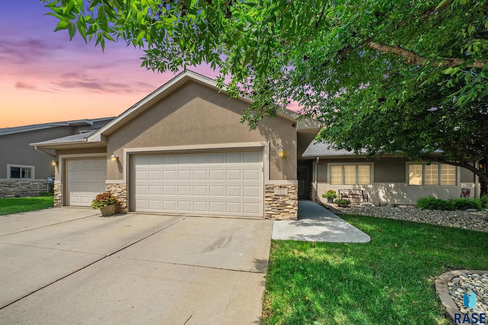 722 E 70th Place, Sioux Falls, SD 57108 - photo 1