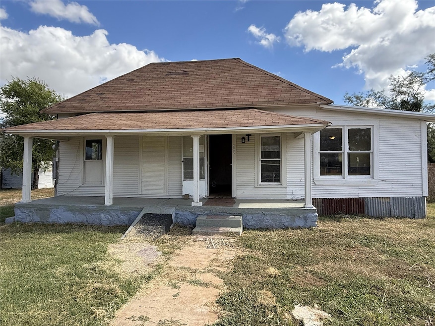 View of front of home featuring a front yard and c