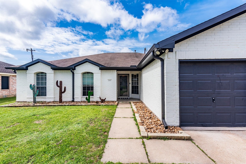 2707 Quail Run Dr, Alvin, TX 77511 - photo 1