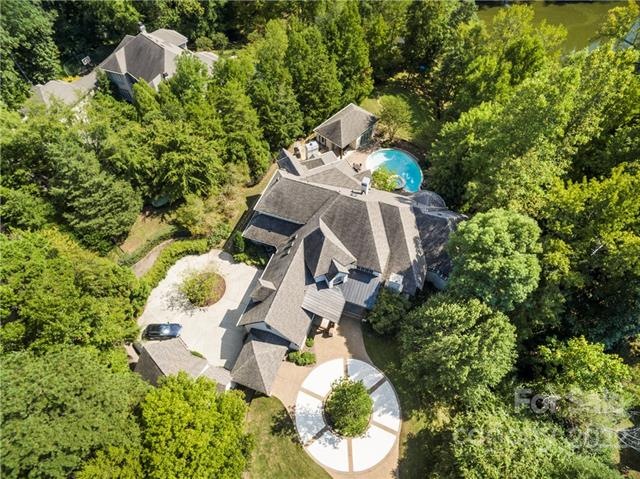 Incredible Waterfront Estate in Piper Glen