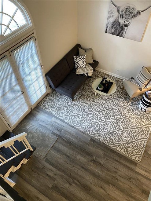 Nice high ceilings in this adorable, updated loft 