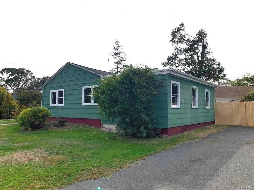 54 Robinson Dr, Shirley, NY 11967 - photo 1