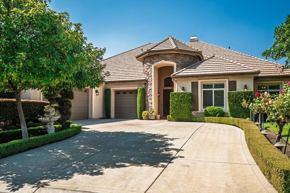 10637 N Lochmoor Ln, Fresno, CA 93730 - photo 1