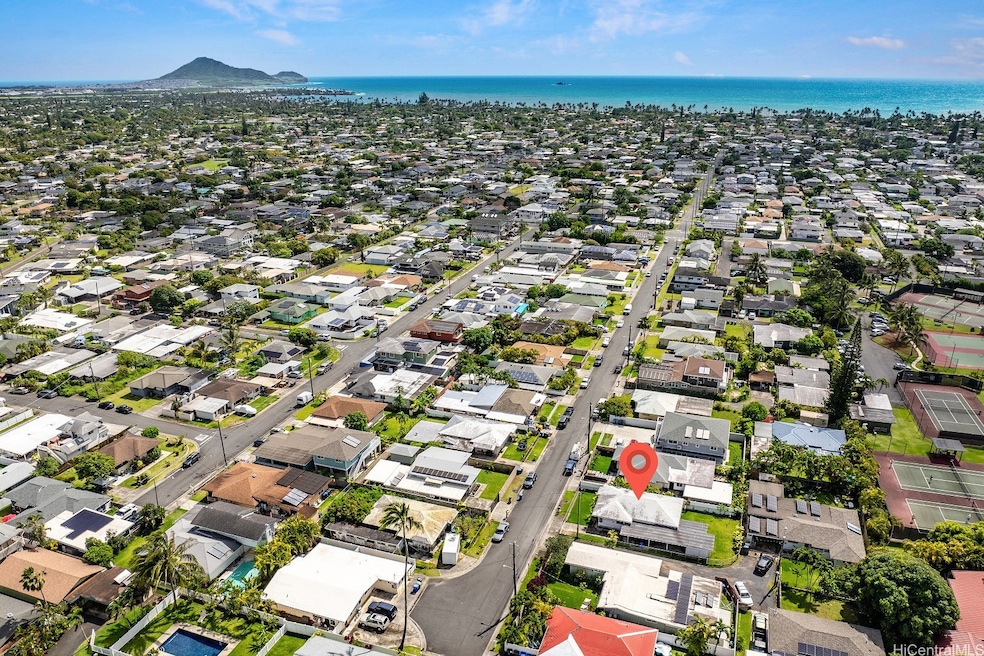 Just a few blocks from Kailua beach and town. Kail