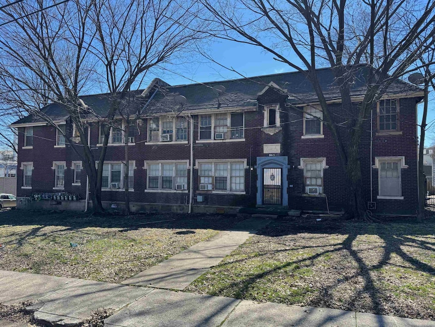 Multi unit property featuring a front yard and bri