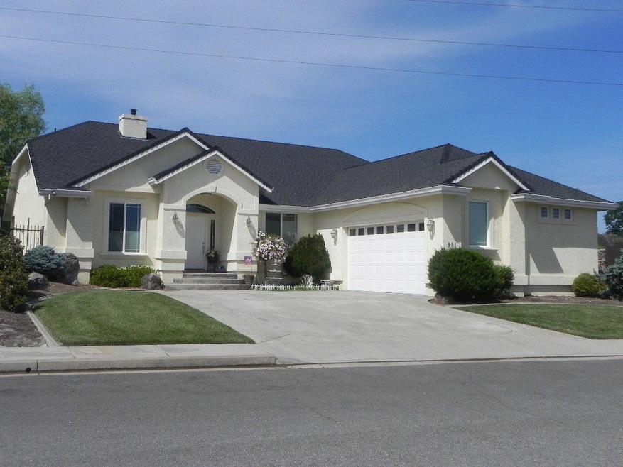BEAUTIFUL FRONT OF HOME