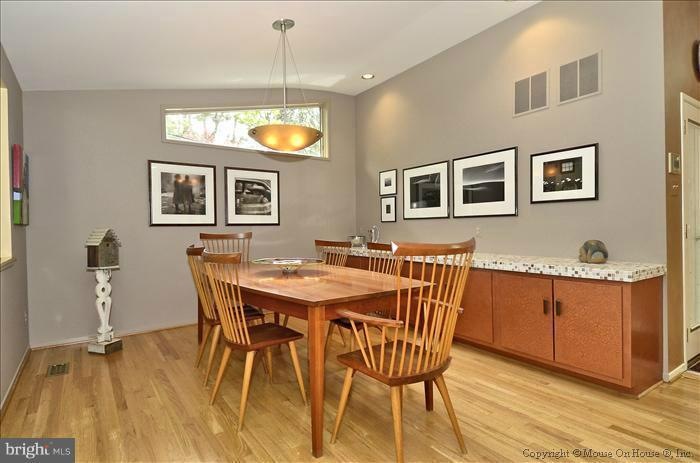 7526 Glennon Dr, Bethesda, MD 20817 - photo 1