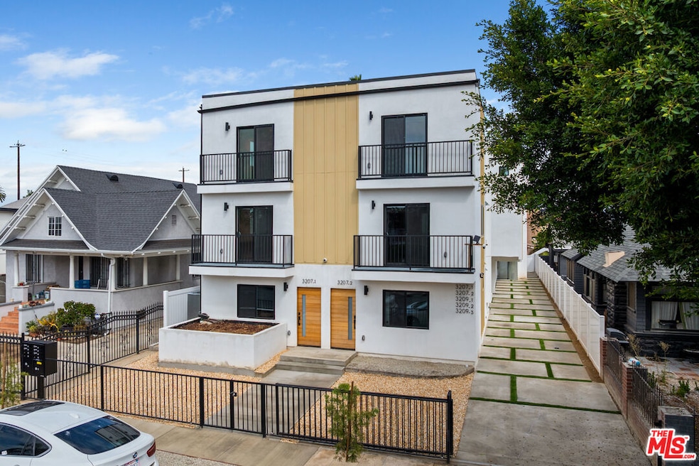 3207 W 18th St unit 3 and 4, Los Angeles, CA 90019 - photo 1