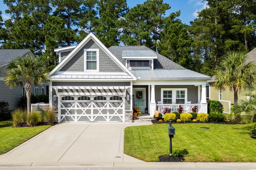 Craftsman house featuring a garage, a front lawn, 