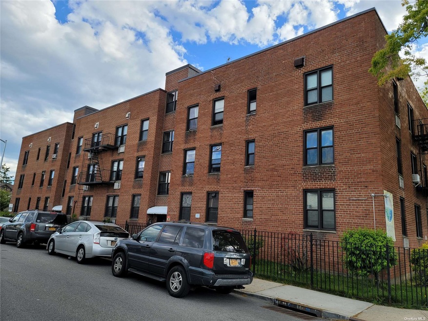 61-10 183rd St unit 2G, Fresh Meadows, NY 11365 - photo 1