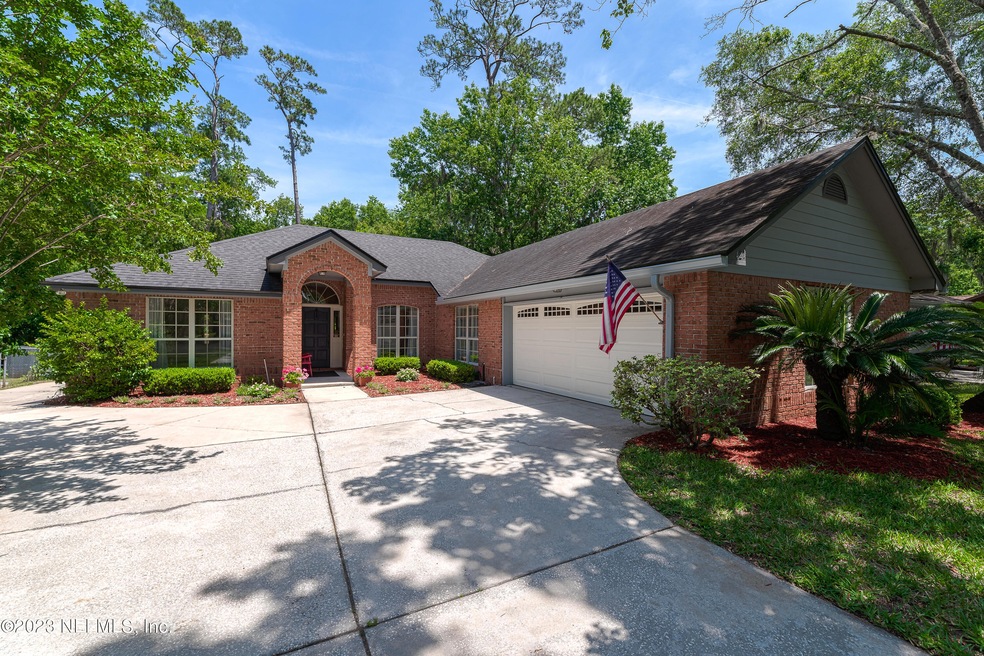 421 Holiday Hill Cir E, Jacksonville, FL 32216 - photo 1