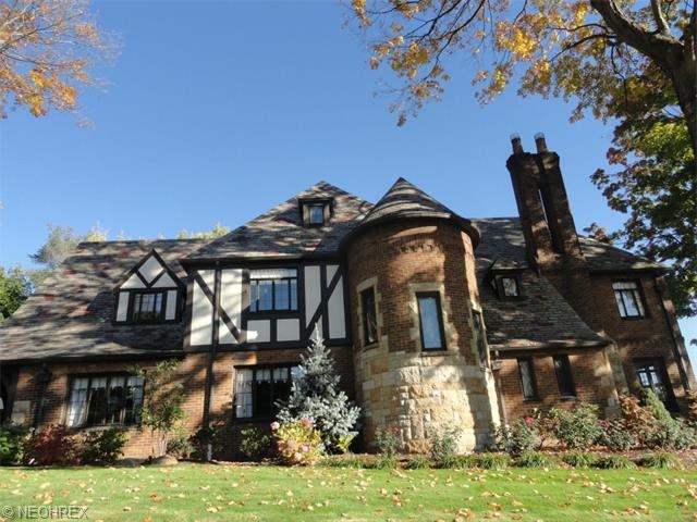 Welcome to 2303 University Ave NW, in Historic Rid