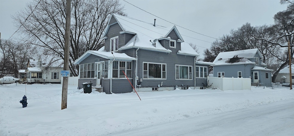 233 Quincy St, Waterloo, IA 50703 - photo 1