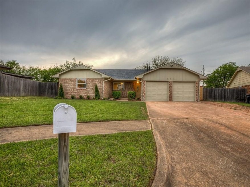 821 Wilkinson Ct, Moore, OK 73160 - photo 1