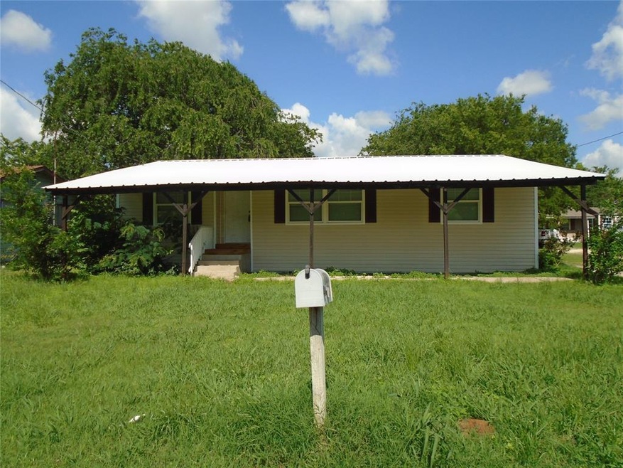 1924 N Wilhite St, Cleburne, TX 76031 - photo 1