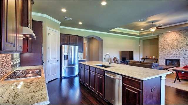 The details are magnificent: crown molding, trey c