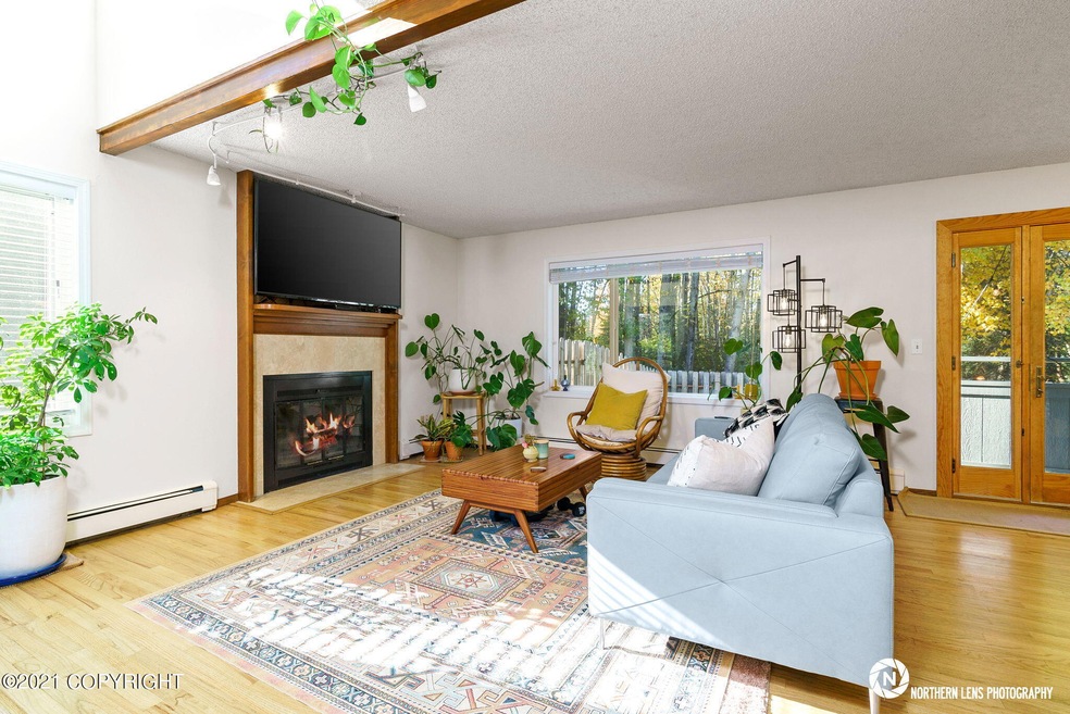 Living Room: Super cozy and bright!