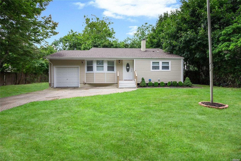 3102 Newport Ave, Medford, NY 11763 - photo 1