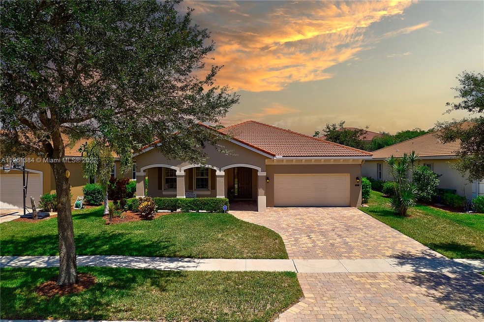Gorgeous paved driveway.