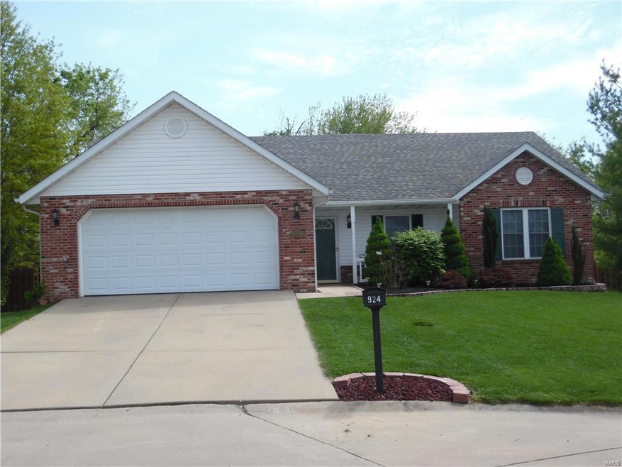 924 Woodland Dr, Maryville, IL 62062 - photo 1
