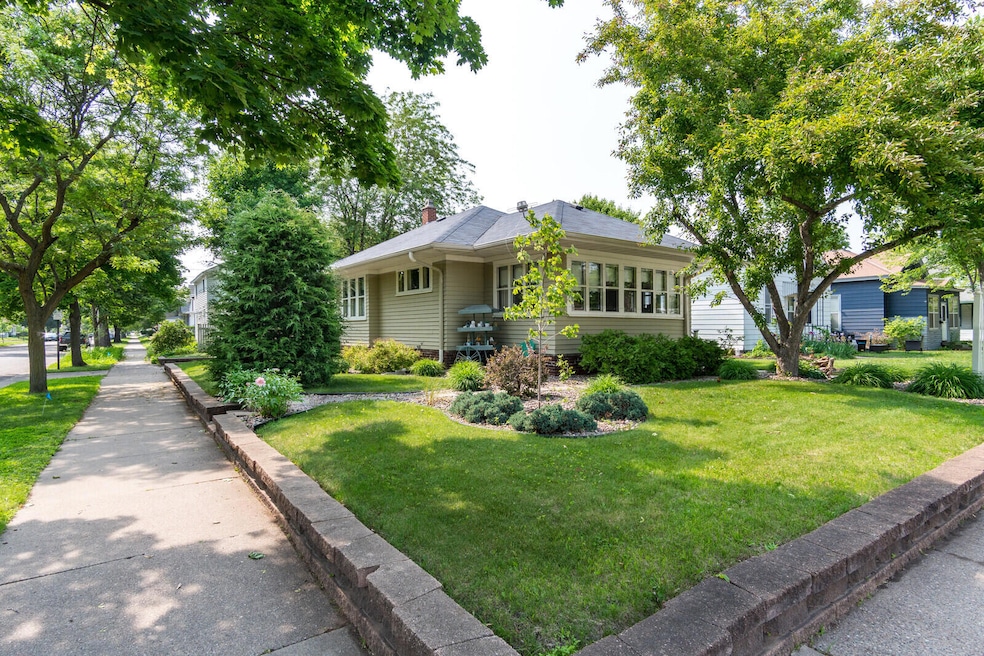03_1524WestAveS_Exterior3_mls