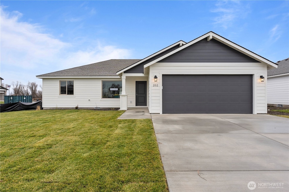 202 N Sandy Loop, Moses Lake, WA 98837 - photo 1