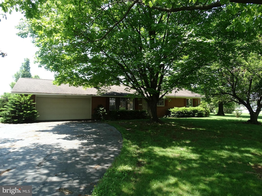 386 Wayburn St, Greencastle, PA 17225 - photo 1