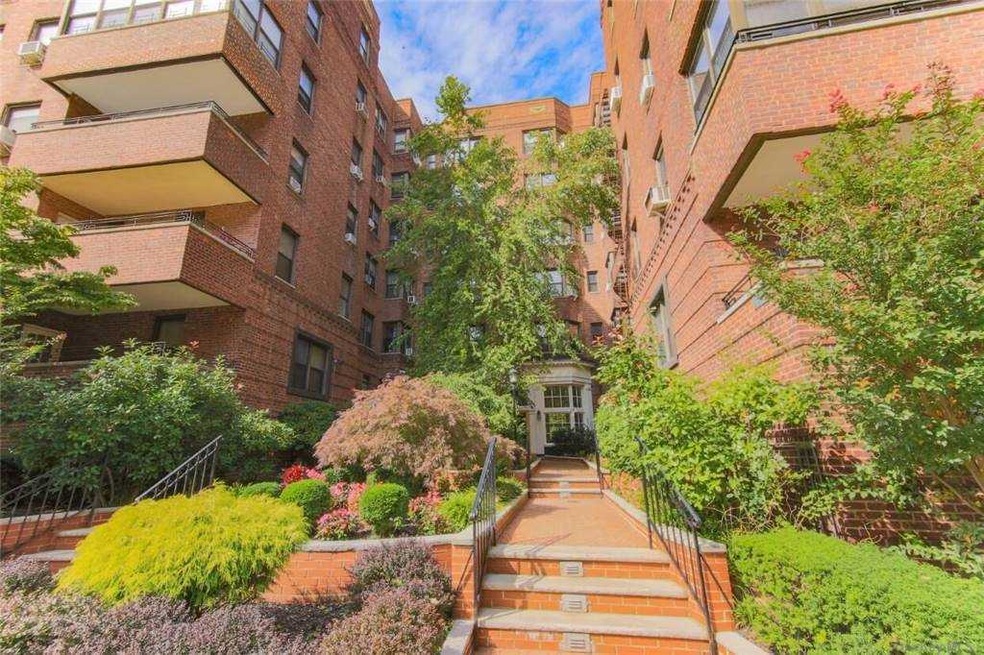 69-40 Yellowstone Blvd unit 204, Forest Hills, NY 11375 - photo 1