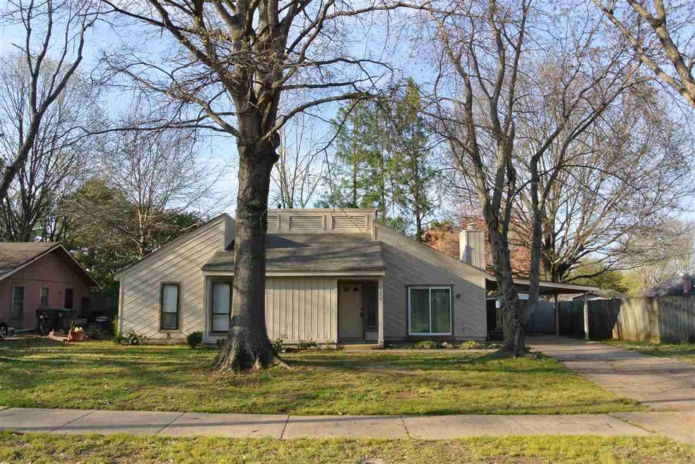 Freshly painted exterior.  Great neighborhood, con