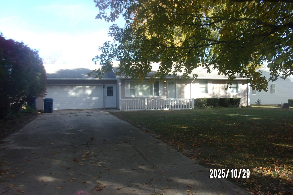 714 E Sycamore St, Watseka, IL 60970 - photo 1