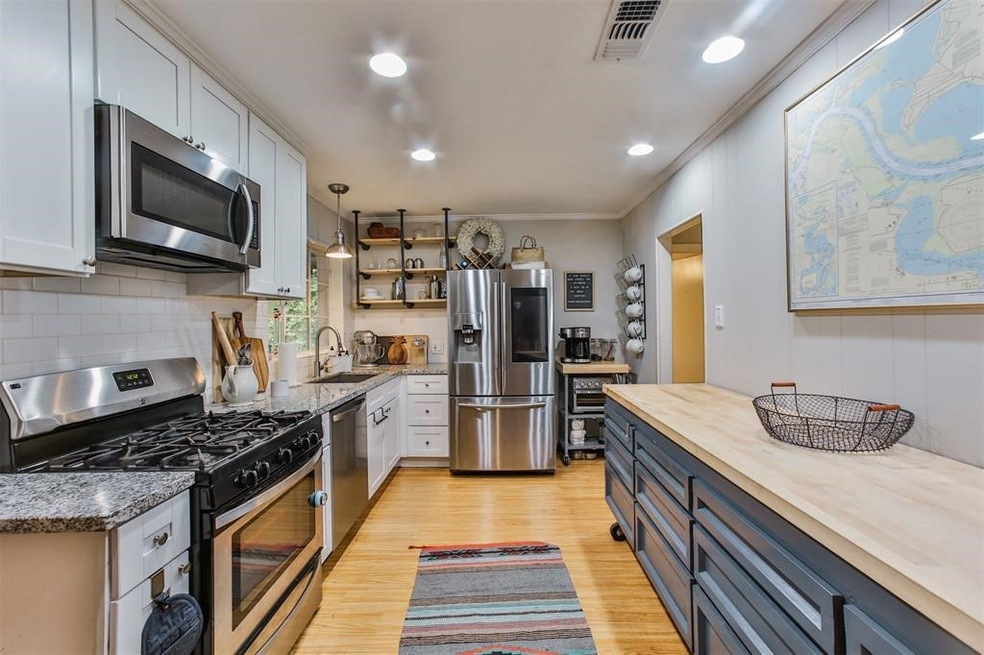 1042 W 30th St, Houston, TX 77018 - photo 1